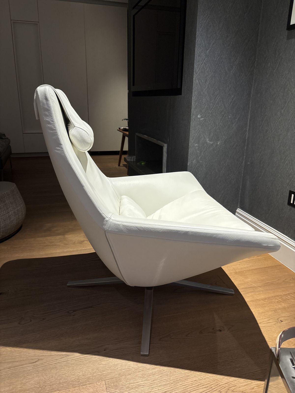 B&B Italia ‘Metropolitan’ Swivel Armchair In White Leather photo for sale