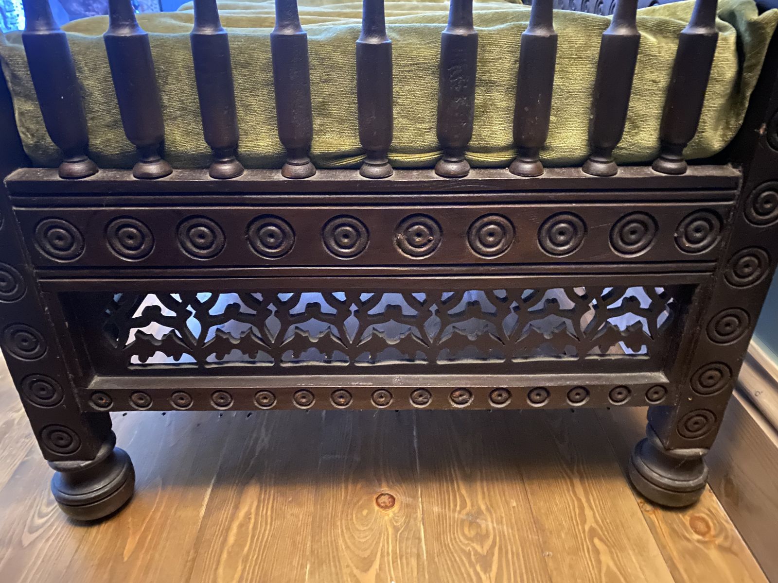 photo furniture Hand Carved Indian Throne / Maharaja Bench In Solid Dark Wood — Intricate Jali Carving & Turned Finials