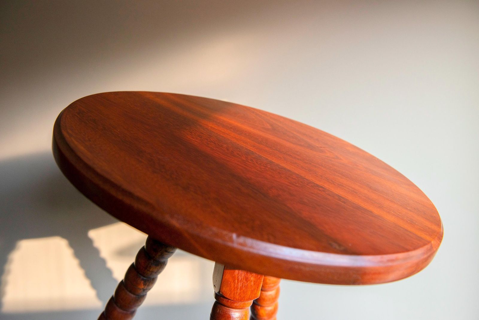 Vintage teakhouten ronde bijzettafel met spiltjes poten – Mid-Century houten accenttafel photo Meubels
