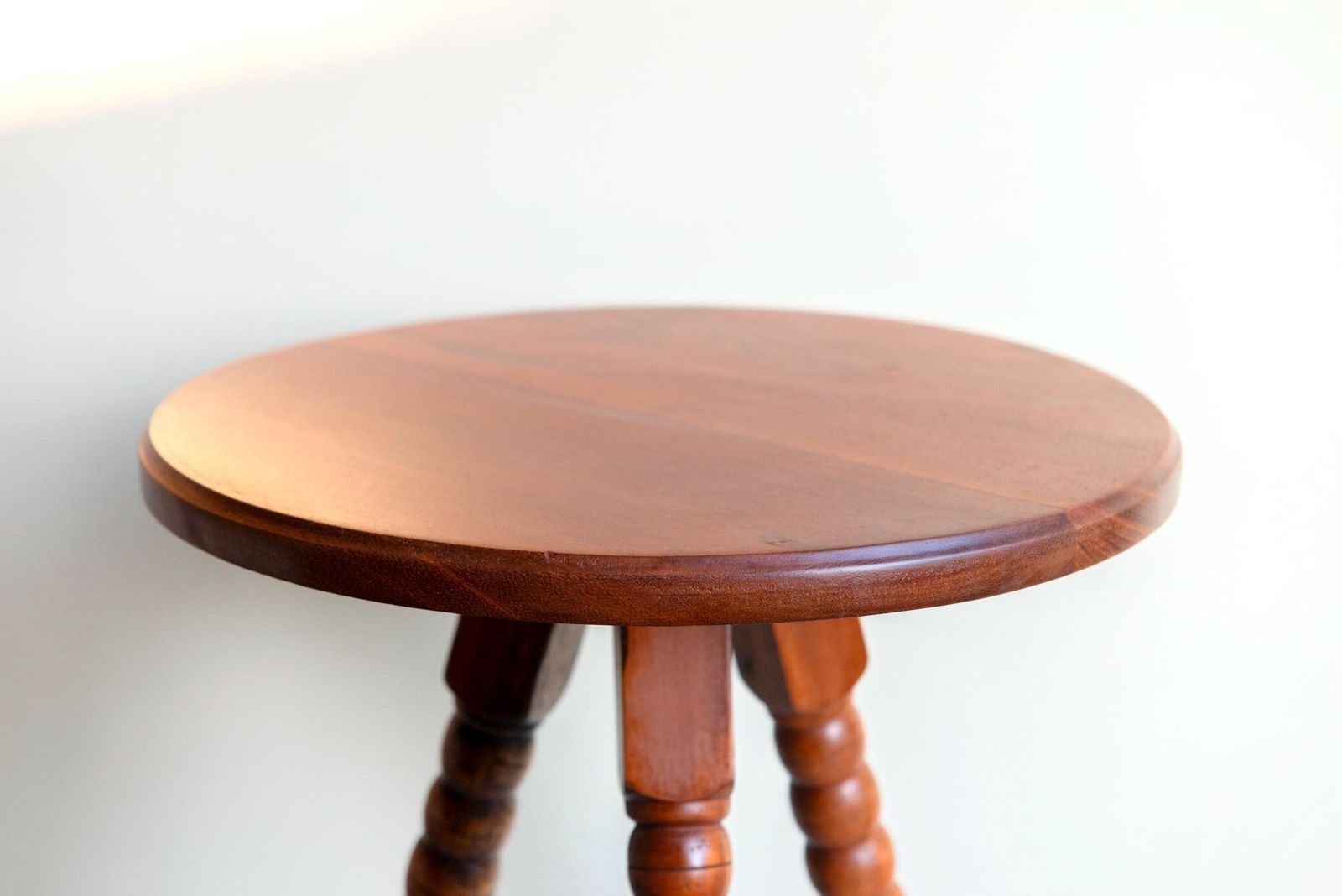 Vintage teakhouten ronde bijzettafel met spiltjes poten – Mid-Century houten accenttafel photo vintage