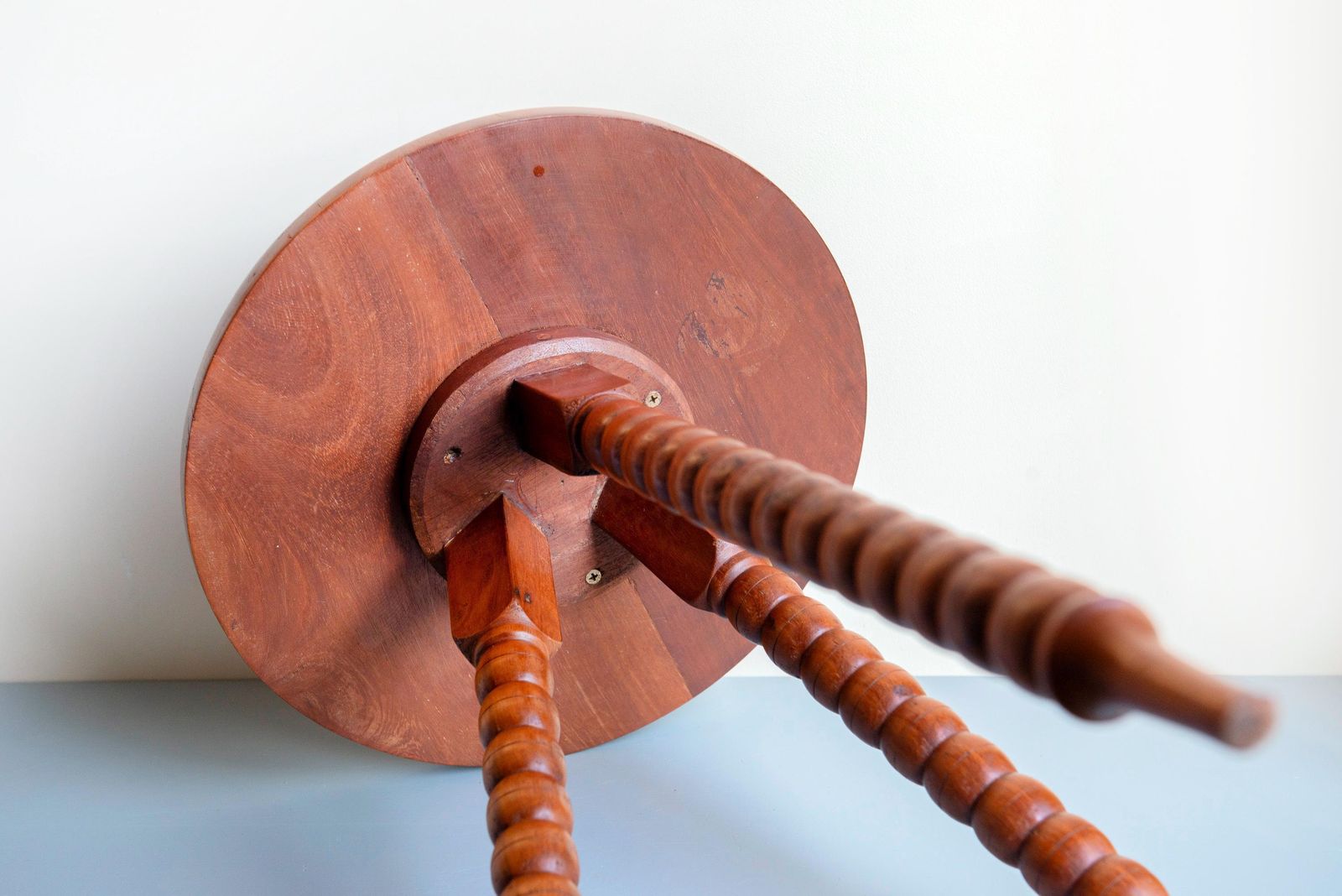 photo furniture Vintage teakhouten ronde bijzettafel met spiltjes poten – Mid-Century houten accenttafel