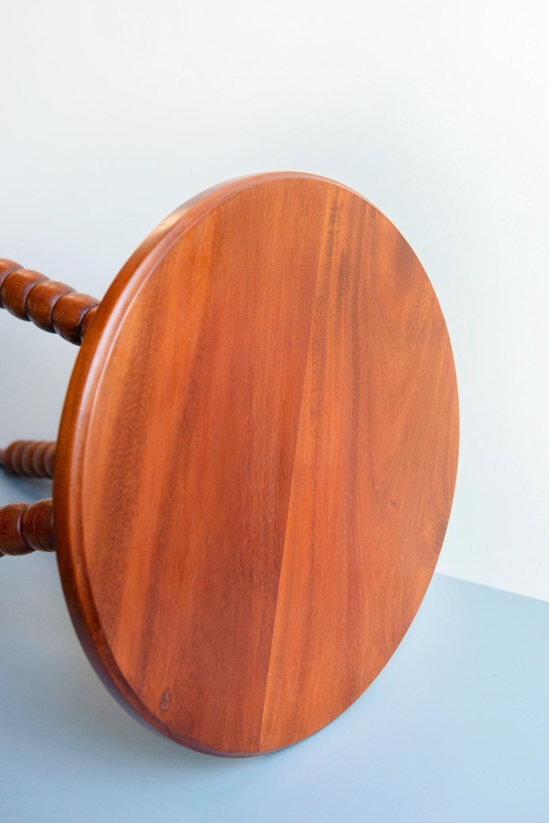 photo for sale Vintage Teakhouten Ronde Bijzettafel Met Spiltjes Poten – Mid Century Houten Accenttafel