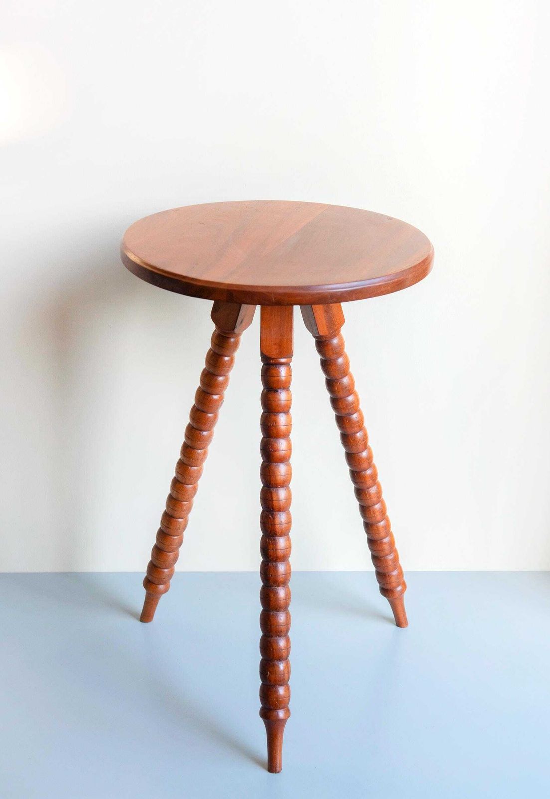 297.0 Table d'appoint vintage en teck ronde avec pieds bobine - Mid Century photo