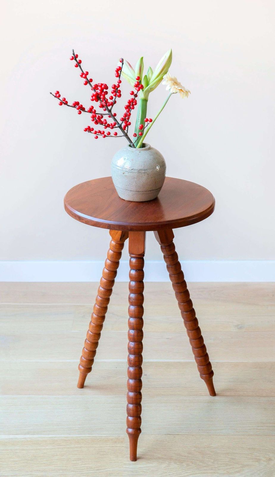 photo buy Vintage teakhouten ronde bijzettafel met spiltjes poten – Mid-Century houten accenttafel