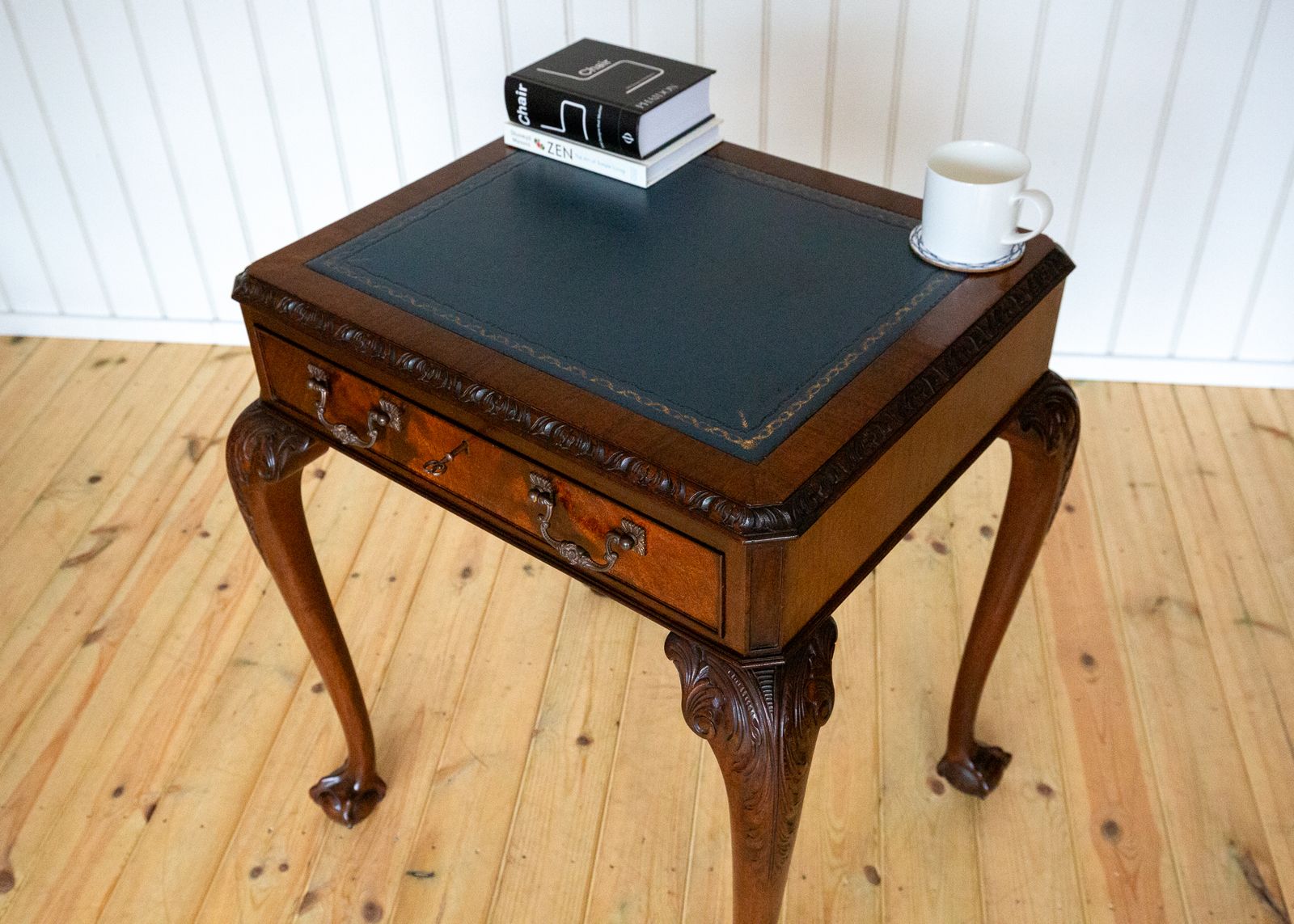 photo vintage George II Chippendale Style Desk Mahogany Leather Top Antique Consol.E Side Tabl.E Locking Drawer Cabriole Ball And Claw Fine Country House