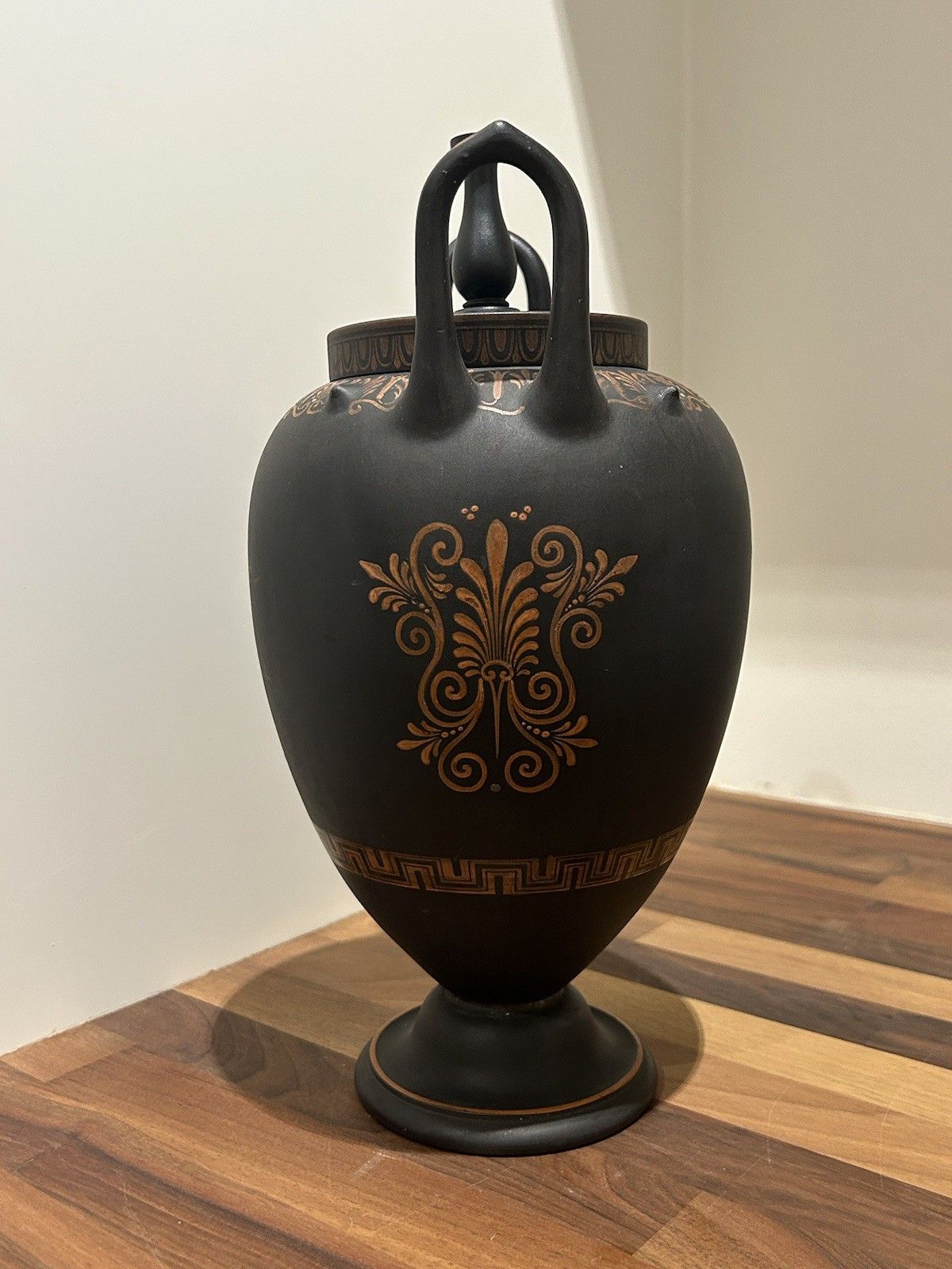 Wedgwood Encaustic Basalt Twin Handled Urn Vase C.1800, Impressed Mark photo vinterior