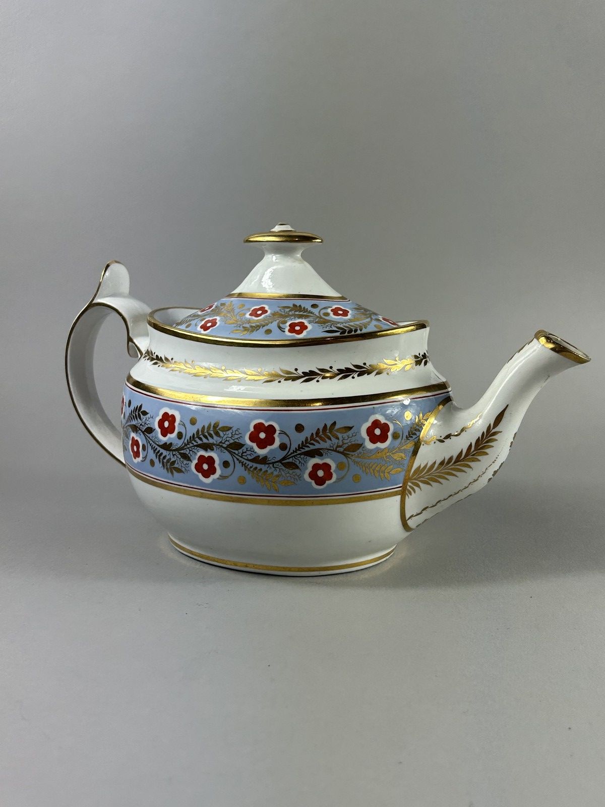 Early 19th Century British Porcelain Teapot With Gilt Floral Border photo 149.0