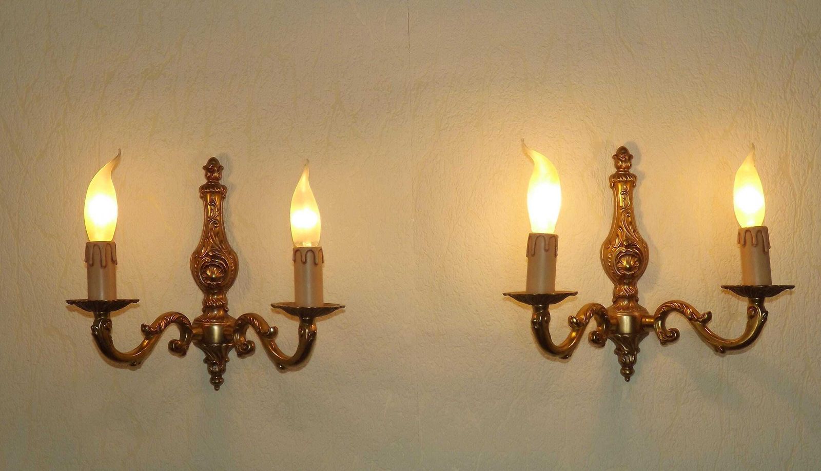 Paire d'appliques murales doubles en bronze de style traditionnel français, éclairage vintage français. Paire assortie d'appliques murales doubles en bronze. photo for sale