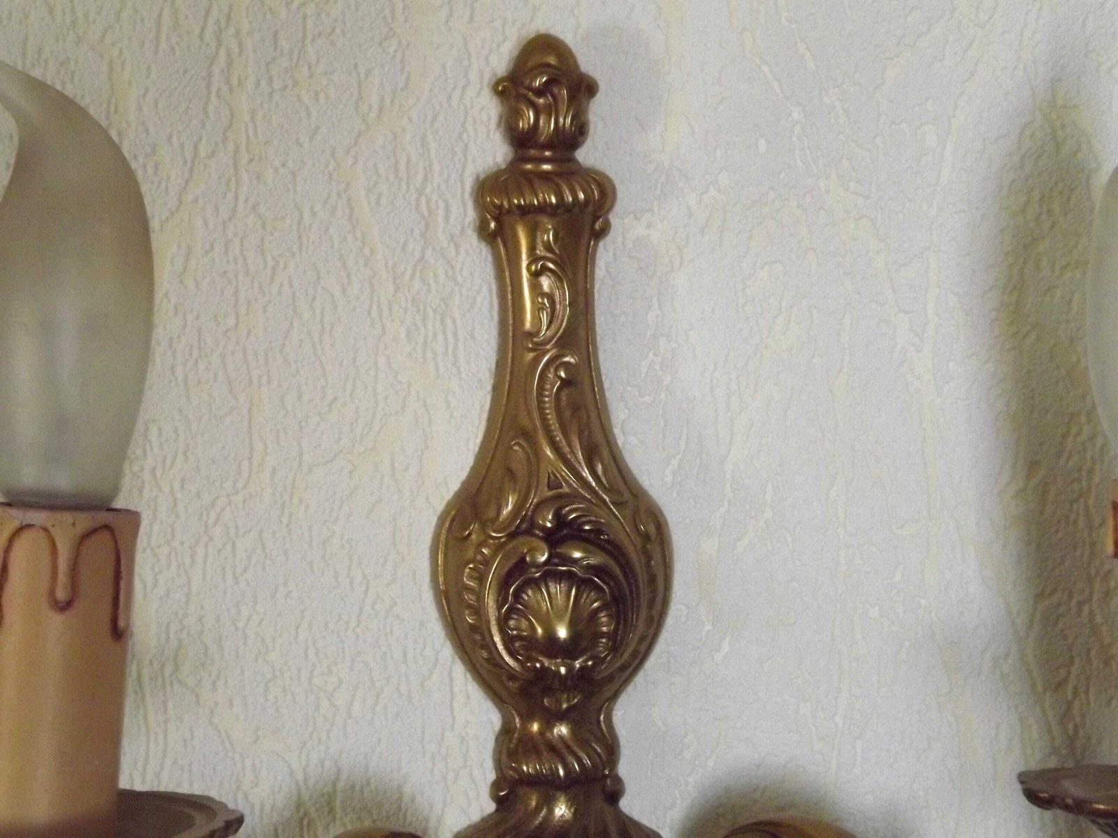 Paire d'appliques murales doubles en bronze de style traditionnel français, éclairage vintage français. Paire assortie d'appliques murales doubles en bronze. photo 137.0