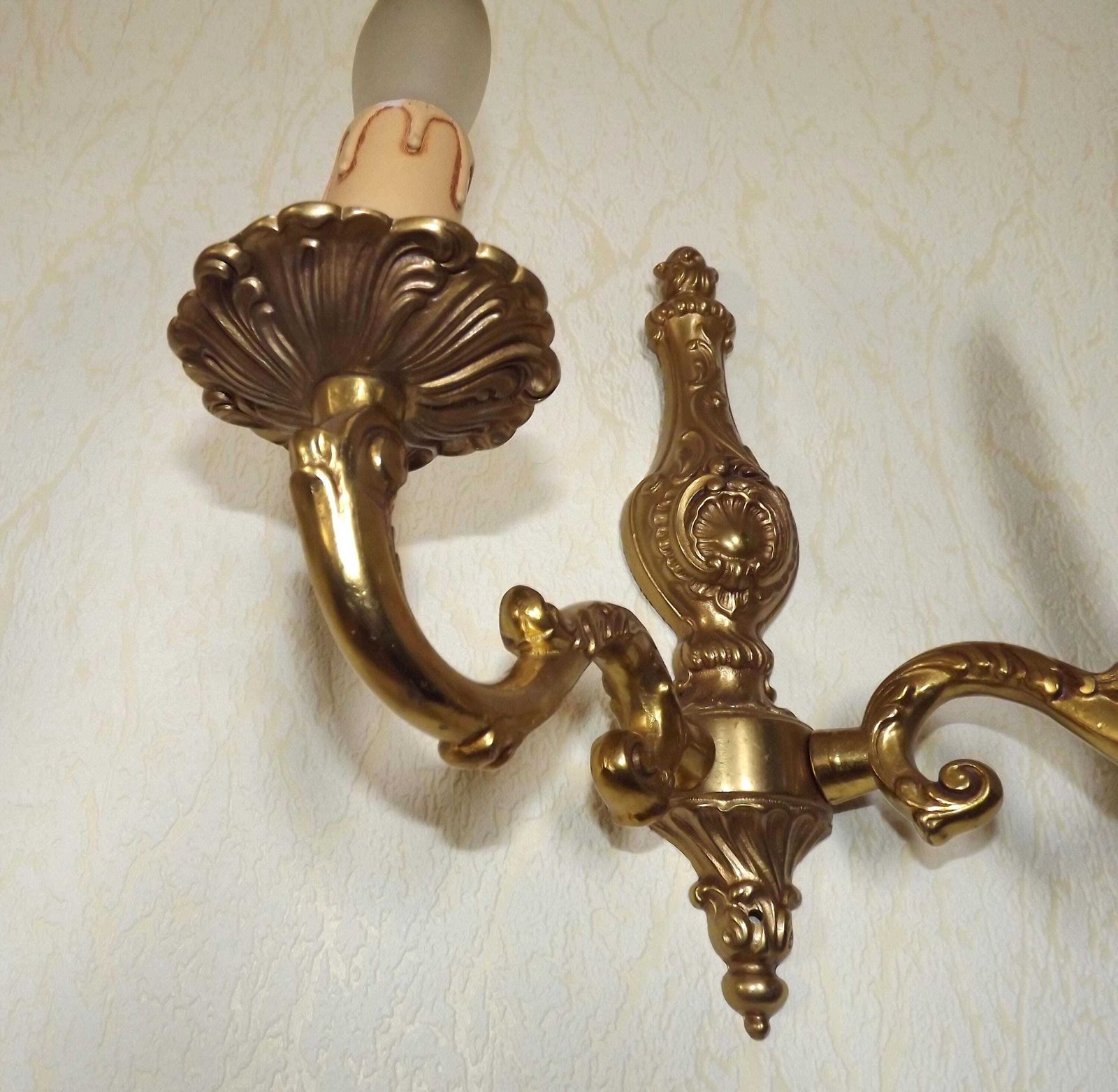 Paire d'appliques murales doubles en bronze de style traditionnel français, éclairage vintage français. Paire assortie d'appliques murales doubles en bronze. photo vintage