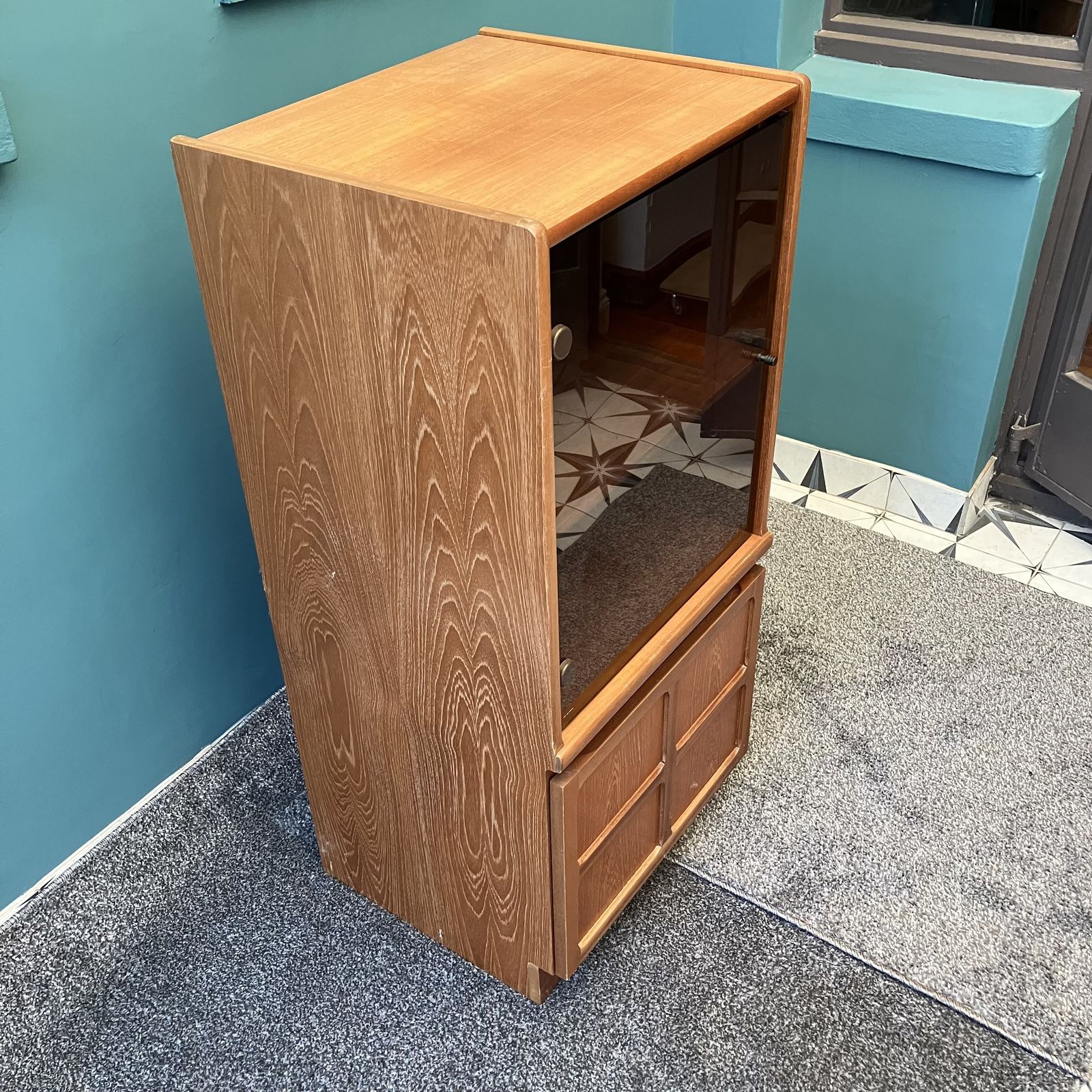 A Mid Century Nathan Teak Hifi Or Drinks Cabinet With Lift Up Top Made By Parker Knoll photo Furniture