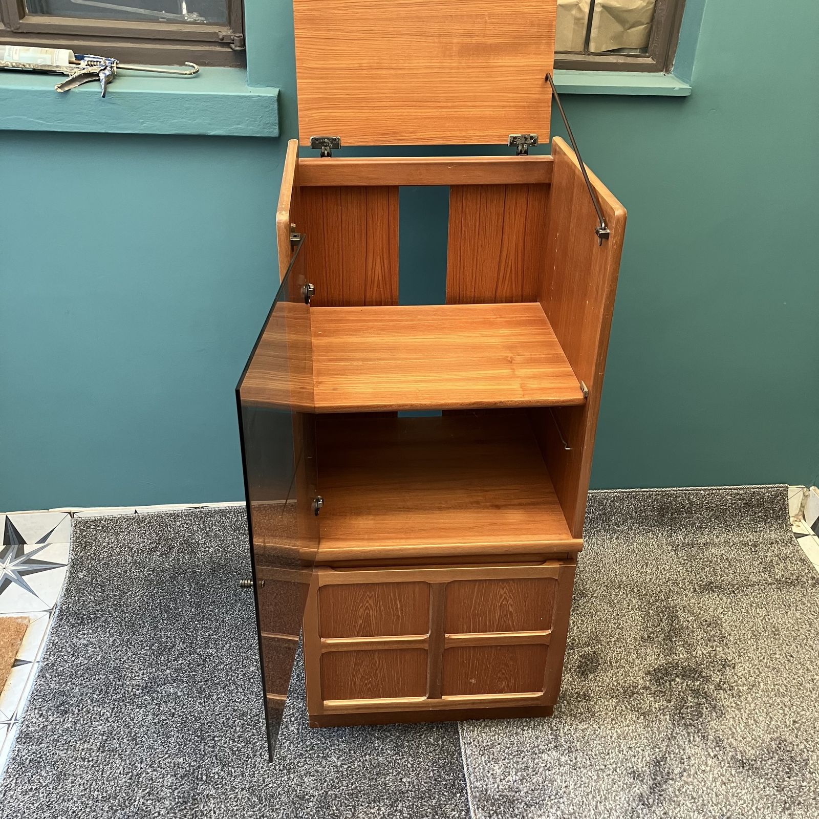 A Mid Century Nathan Teak Hifi Or Drinks Cabinet With Lift Up Top Made By Parker Knoll photo 240.0