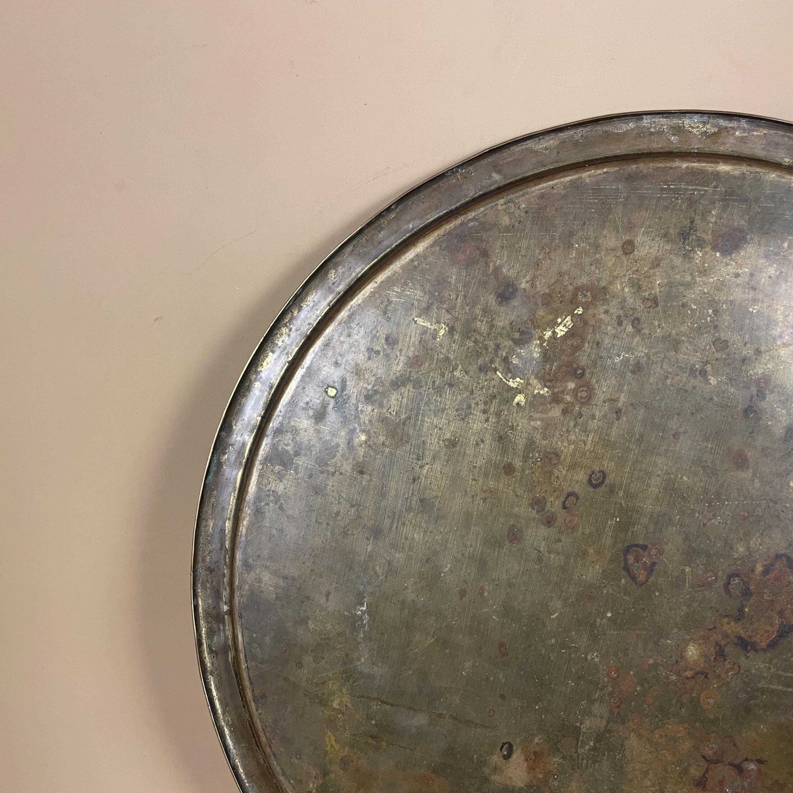 photo vintage Antique Metal Gold Indian Patterned Brass Tray 47cm Plate Asian Handmade Etched Intricate Decorative Pattern Wall Art Round Vintage Circular