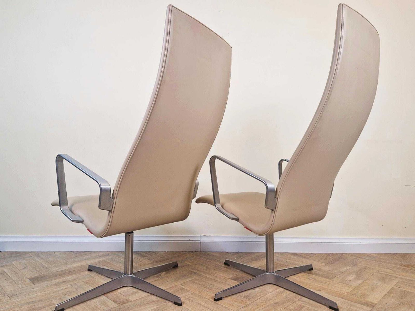2 X Arne Jacobsen For Fritz Hansen Oxford Mid Century Danish Design Highback Swivel Chairs photo vinterior
