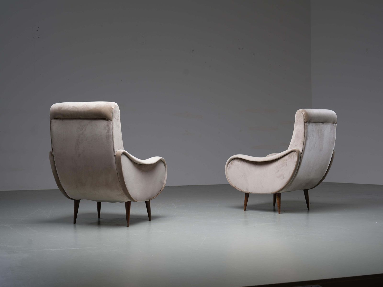 Set Van 2 Lounge Stoelen In Lichtbruin Velours En Hout, Italië, Ca. Jaren 1950 photo Meubels