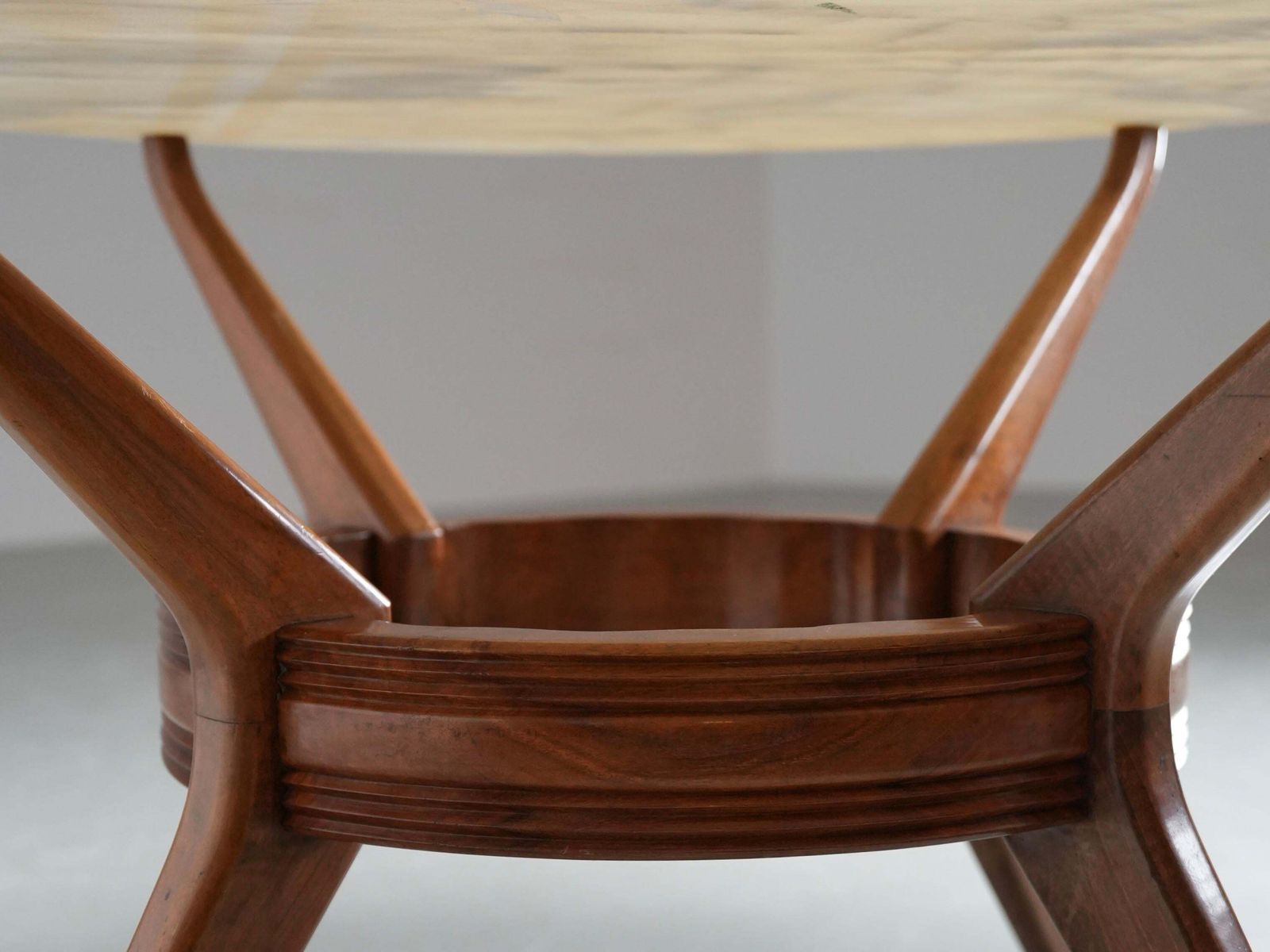 Ronde Eettafel In Walnoot En Marmer Van Ariberto Colombo, Italië, Ca. Jaren 1950 photo for sale