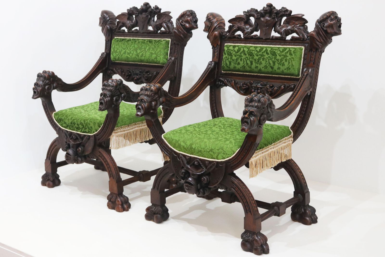Zeldzaam Paar Gothic Revival Fauteuils Door Victor Aimone, 19e Eeuw – Monniken En Leeuwen photo for sale