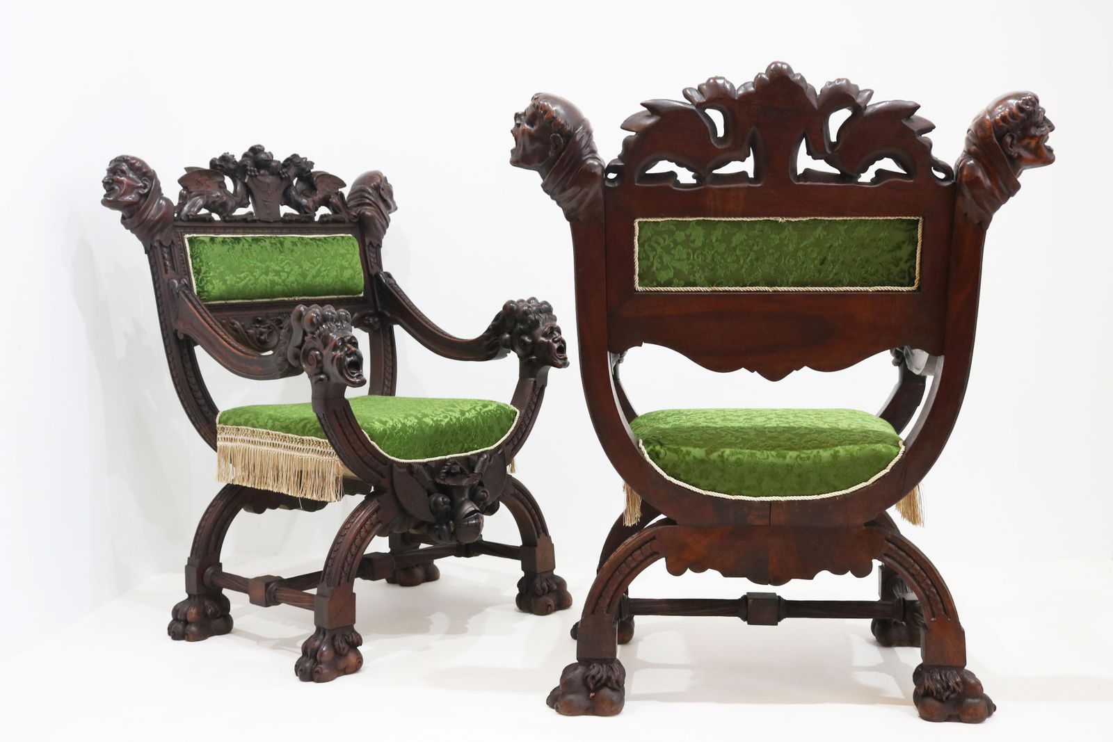 photo vintage Zeldzaam Paar Gothic Revival Fauteuils Door Victor Aimone, 19e Eeuw – Monniken En Leeuwen