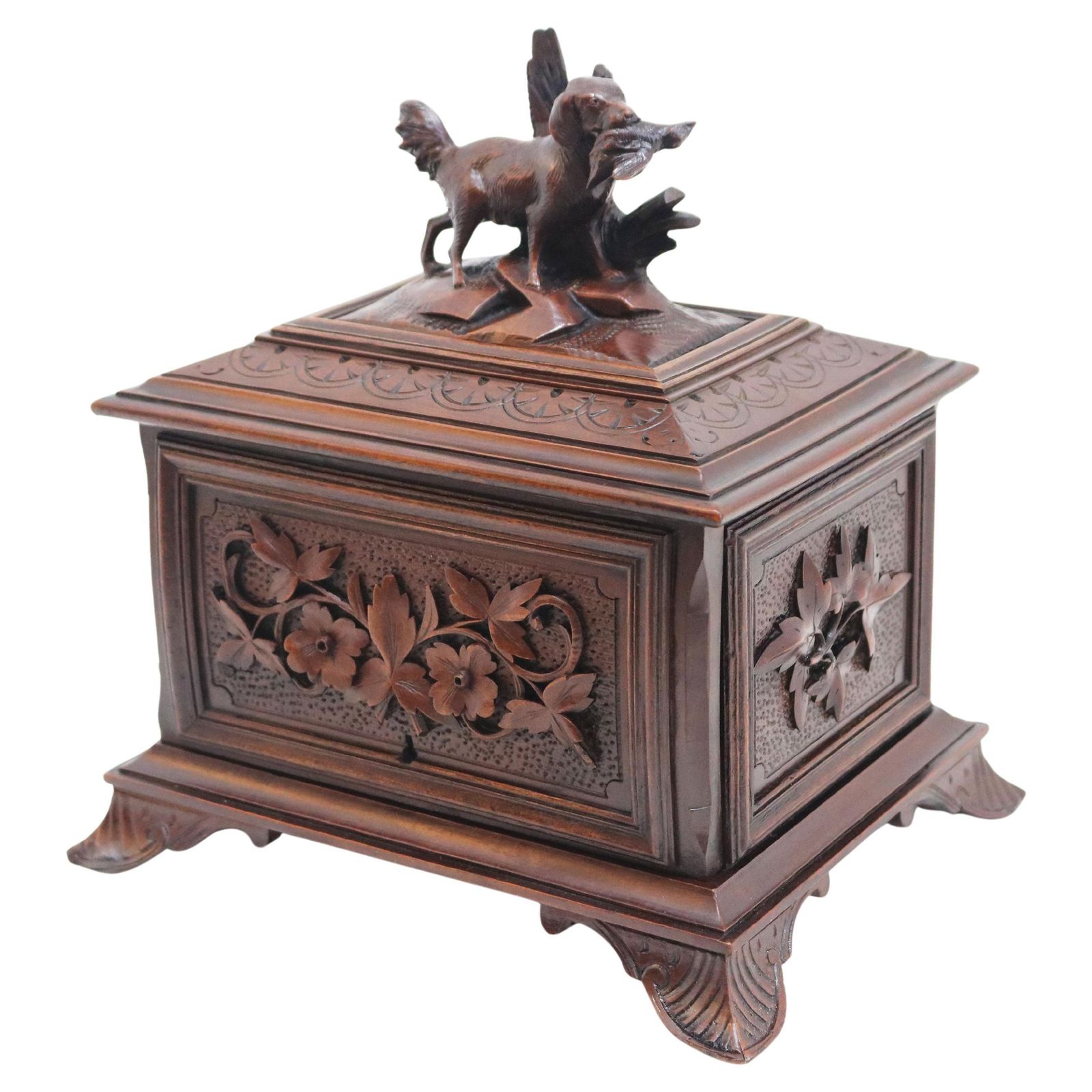 Zeldzame Zwitserse Zwarte Woud Sigarenkist / Humidor Uit De 19e Eeuw Met Handgesneden Hond