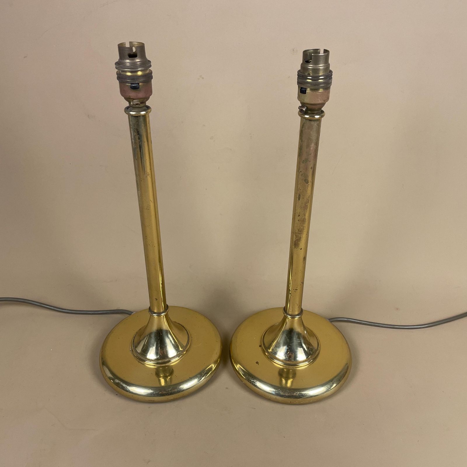 Antique Matching Pair Of Metal Gold Brass Lamps Lights Bedside Side Lamp Table Desk Light Column Round Base Vintage Classic Two Set