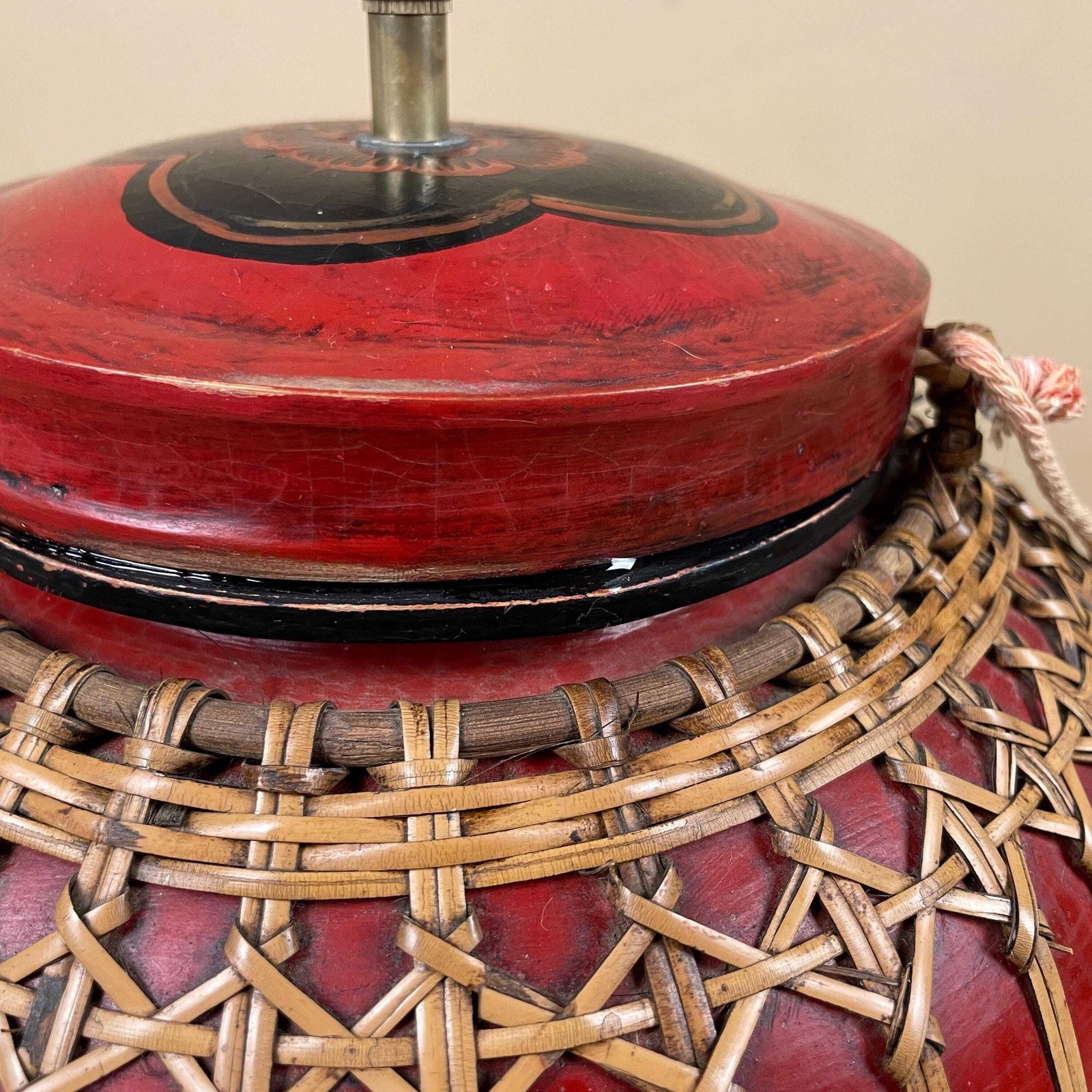 photo furniture Antique Asian Wood Lamp Hand Painted Wooden Light Vintage Kratip Rice Basket Bedside Side Table Pattern Red Black Handmade Traditional