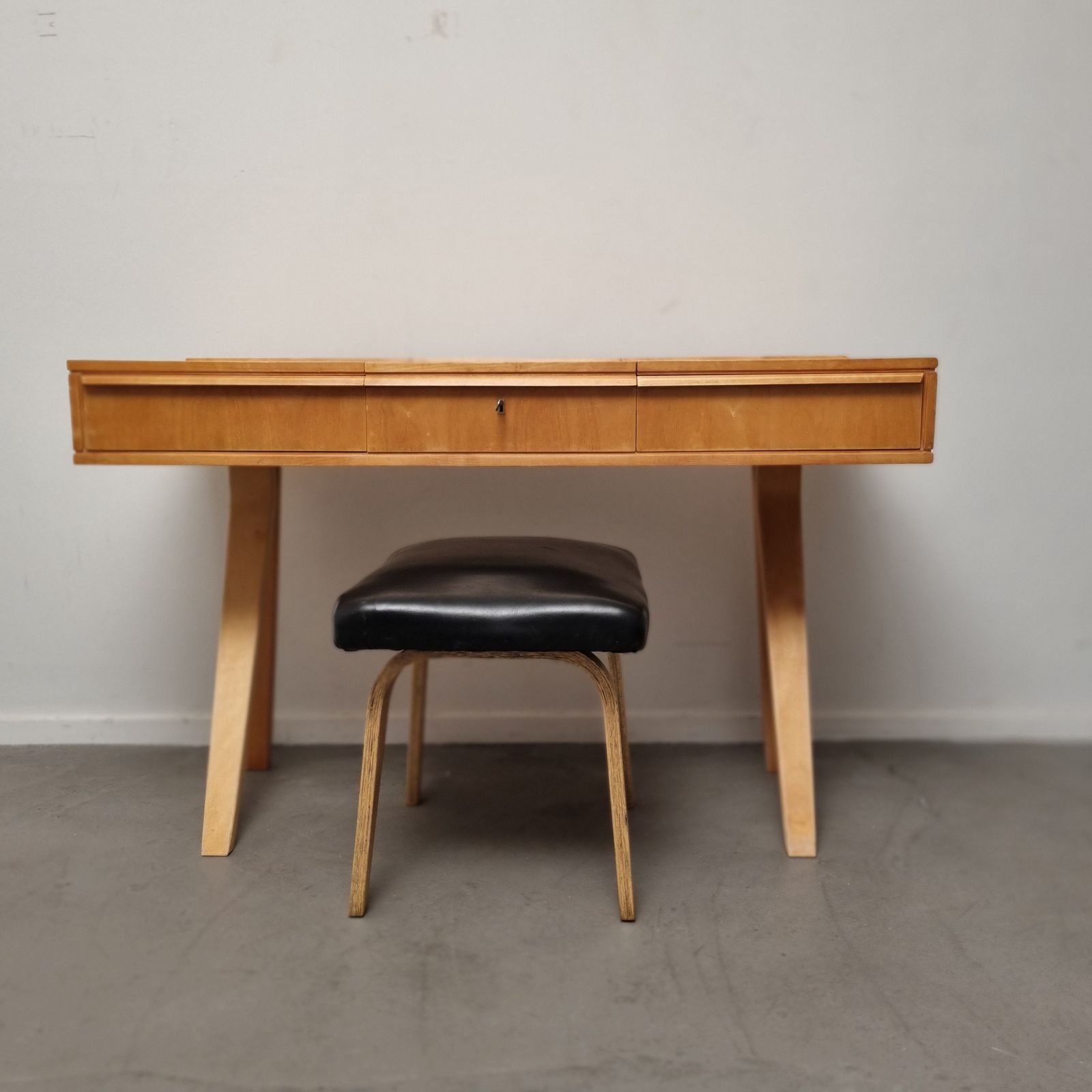 photo furniture Set Of Dutch Modern Dressing Table And Stool In Birch Plywood By Cees Braakman For Pastoe, 1951