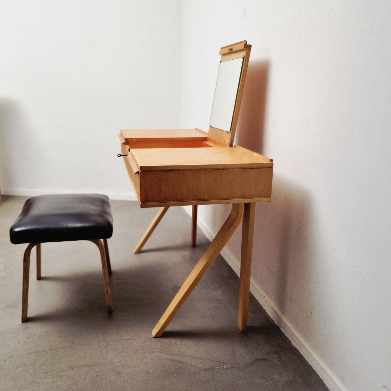 photo vintage Set Of Dutch Modern Dressing Table And Stool In Birch Plywood By Cees Braakman For Pastoe, 1951