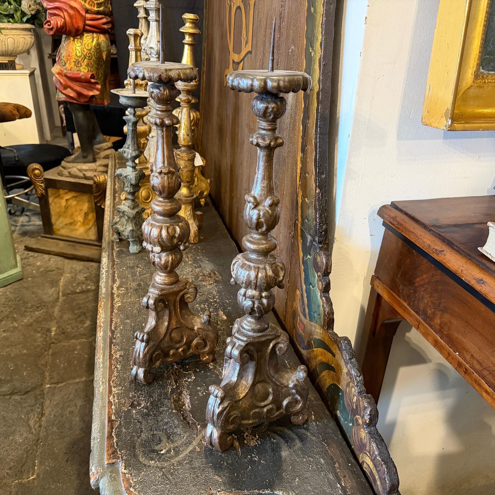 photo vintage A Pair Of Louis XVI Hand Carved Wood Antique Sicilian Torcheres