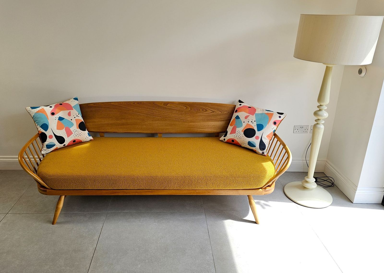 2280.0 Ercol 355 Studio Couch/Daybed, Fully Restored With Saffron Boucle Seat Cushion And Optional Scatter Cushions. photo