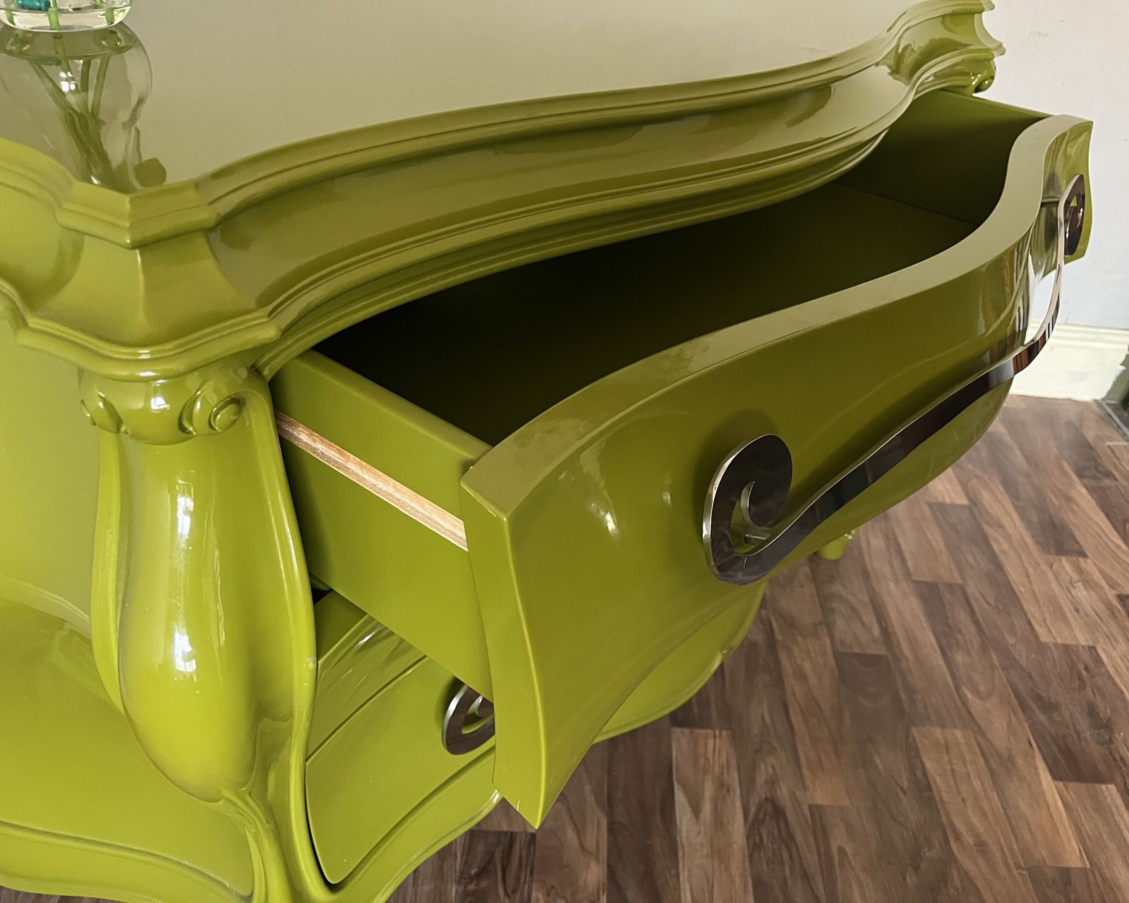photo vinterior Green Lacquered Chest Of Drawers: Creazioni Berto Steel Handle Dresser