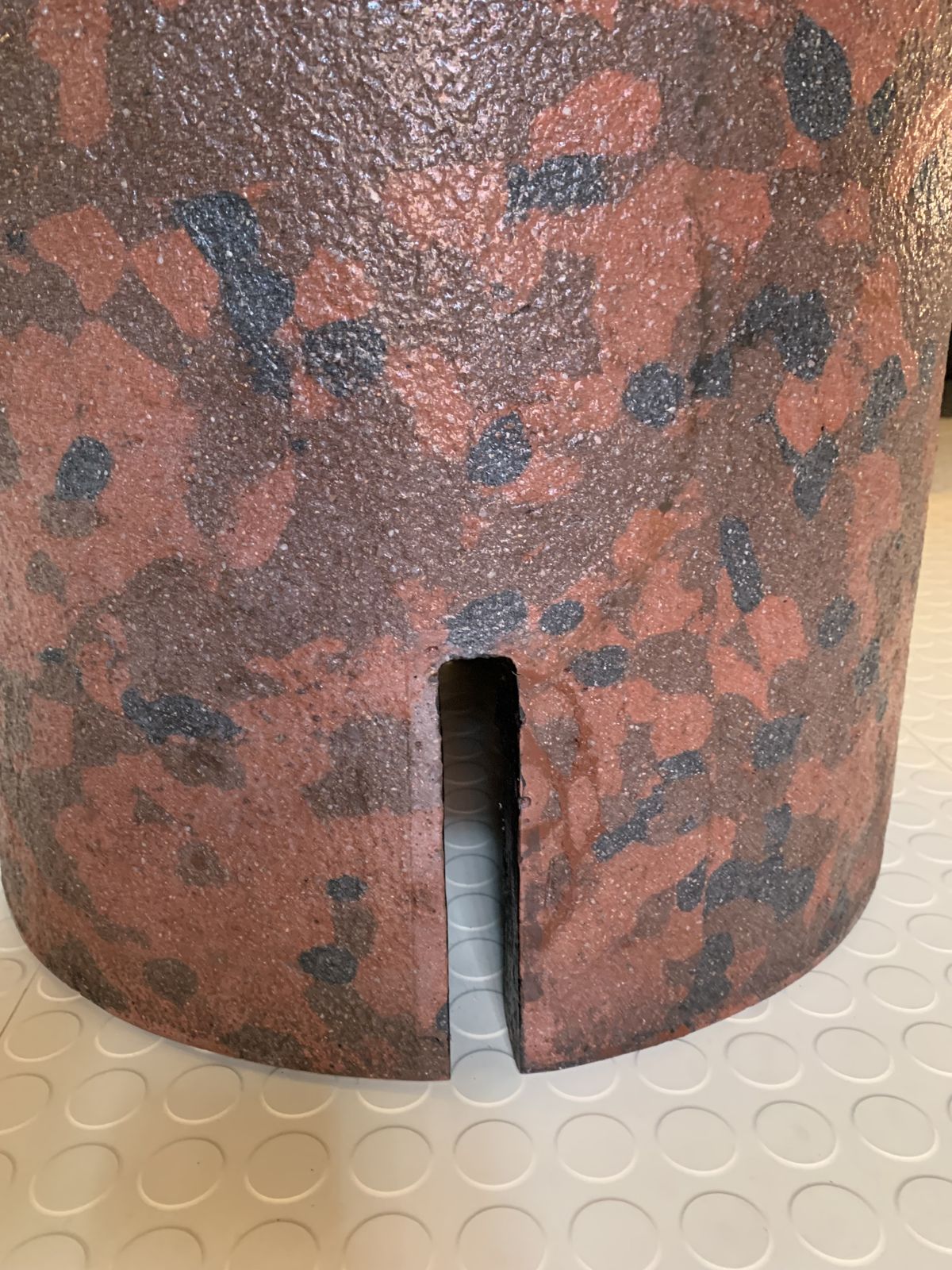 photo furniture Giovanni Offredi, Round Table In Concrete With Camouflage Pattern And Glass Top For Saporiti, Italy, 1970s