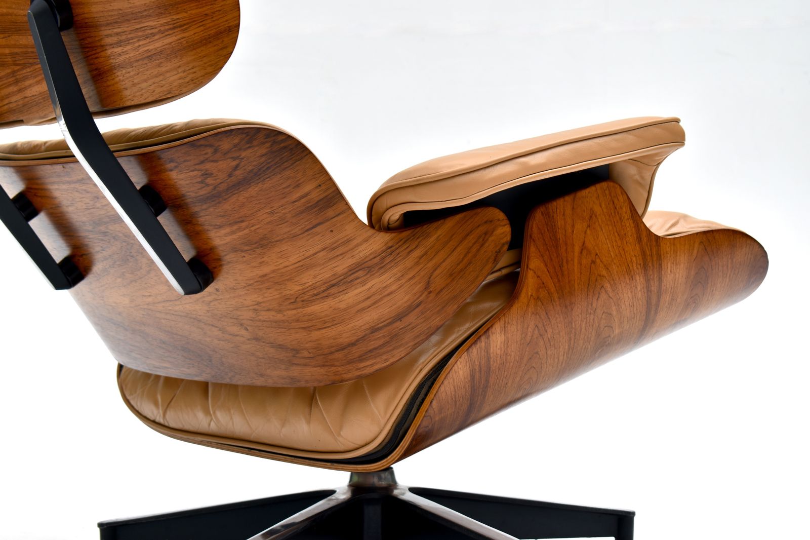 Original 1960s Vintage Eames Lounge Chair For Herman Miller photo vinterior