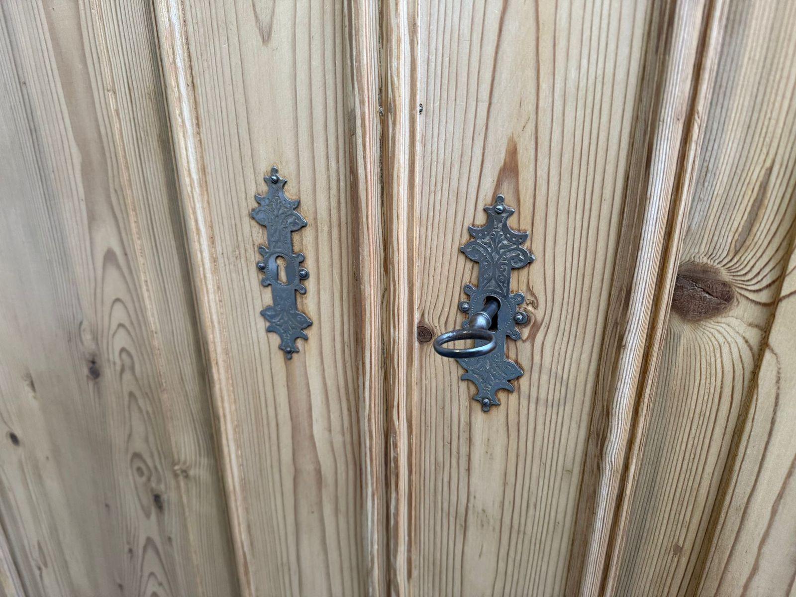 A Lovely Pine Georgian Waxed Knockdown Ladies Wardrobe photo vinterior