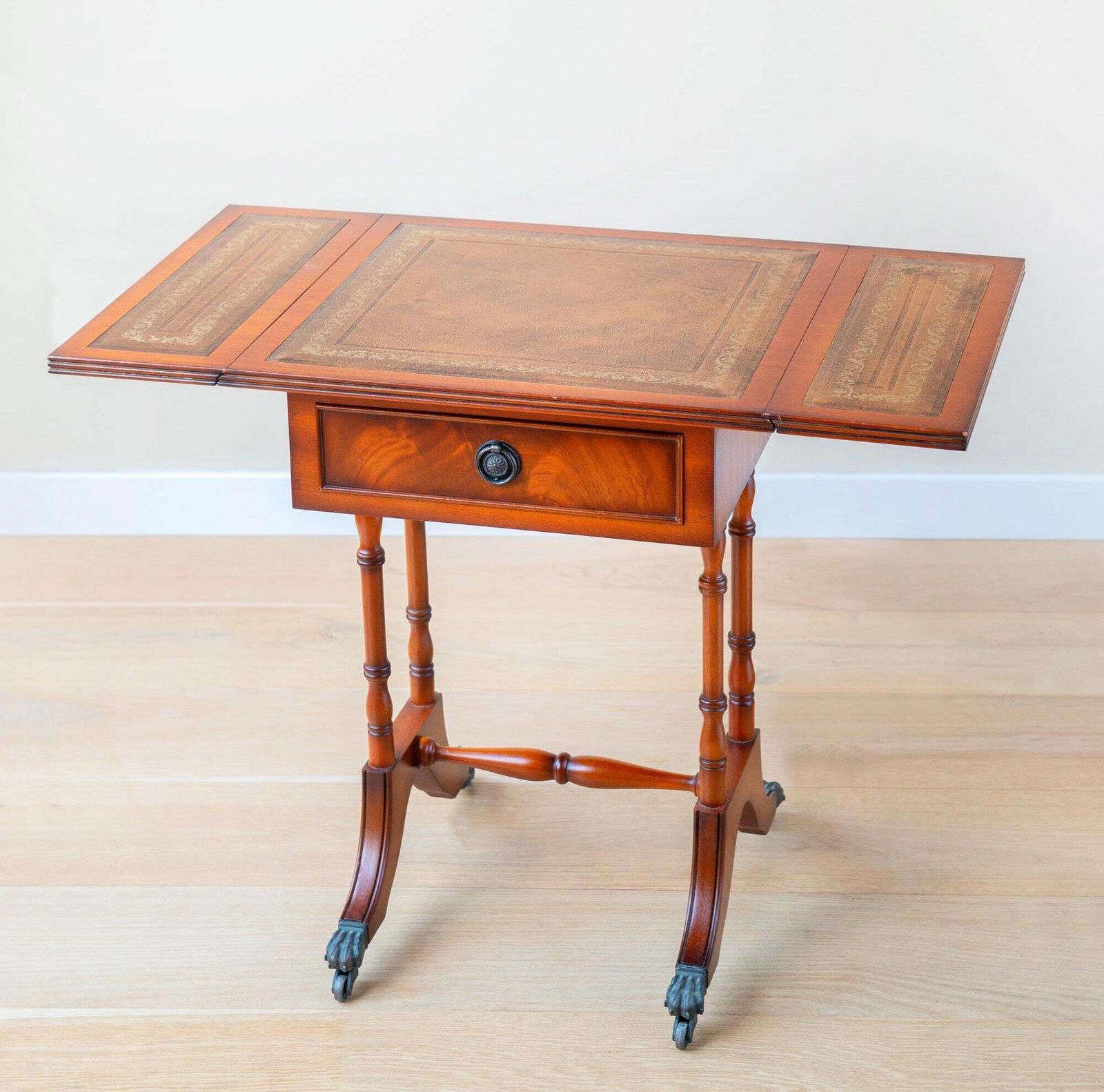 Table Pembroke anglaise en acajou - table d'appoint à abattants de style victorien, plateau en cuir, pieds tournés, tiroir et roulettes à griffes