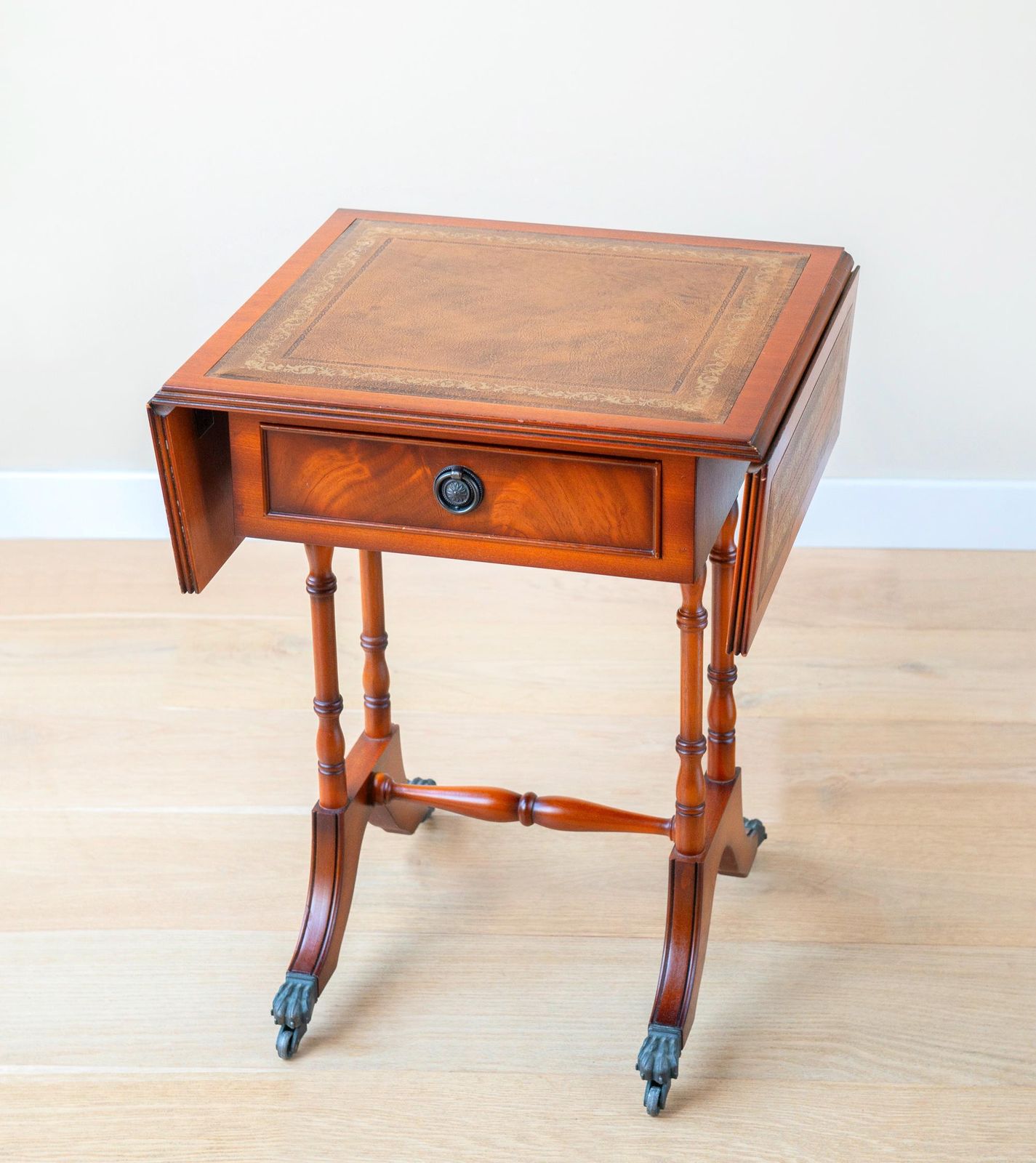 Table Pembroke anglaise en acajou - table d'appoint à abattants de style victorien, plateau en cuir, pieds tournés, tiroir et roulettes à griffes photo furniture