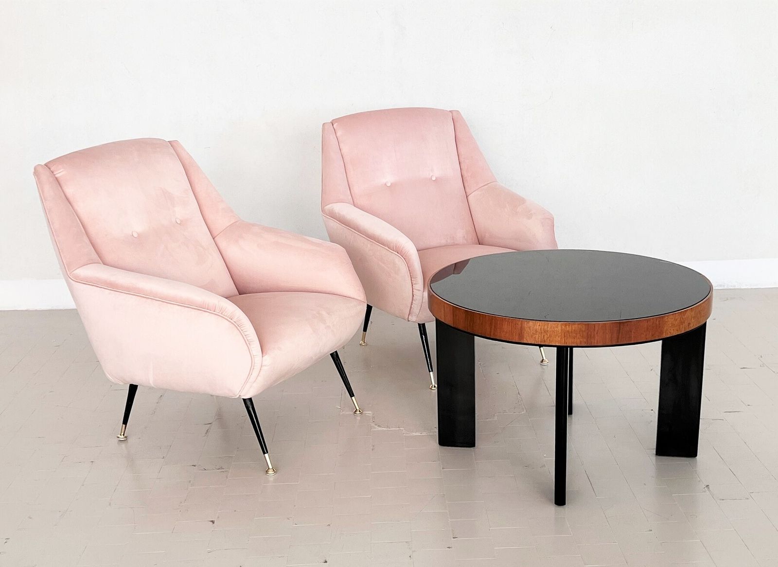 photo vinterior Italian Midcentury Armchairs In Soft Pink Velvet And Brass Tips, 1950s