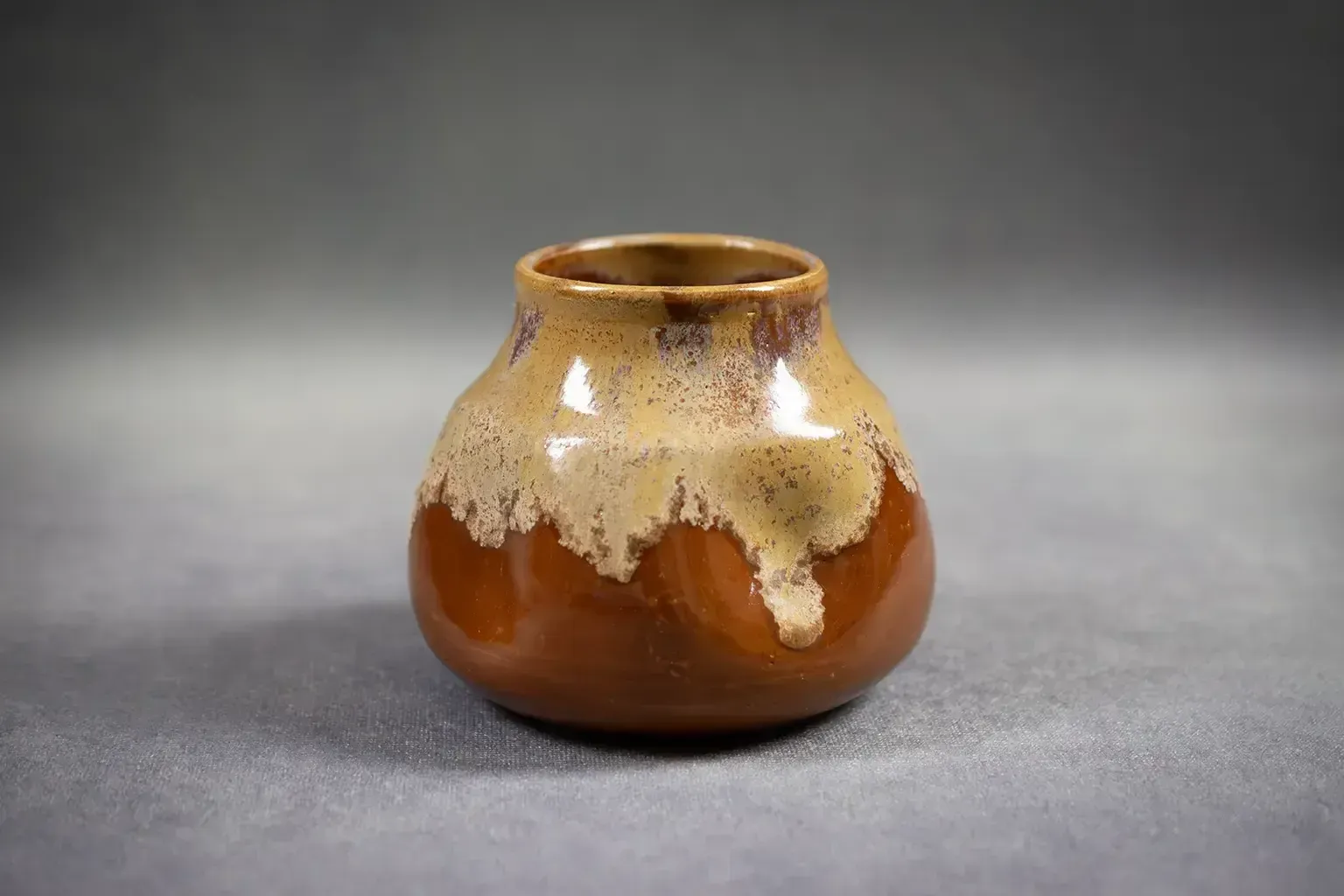 Petit vase en grès à coulures beige émaillées de Léon Pointu, Art Nouveau français photo for sale