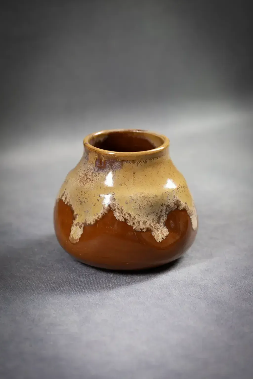 Petit vase en grès à coulures beige émaillées de Léon Pointu, Art Nouveau français photo vinterior