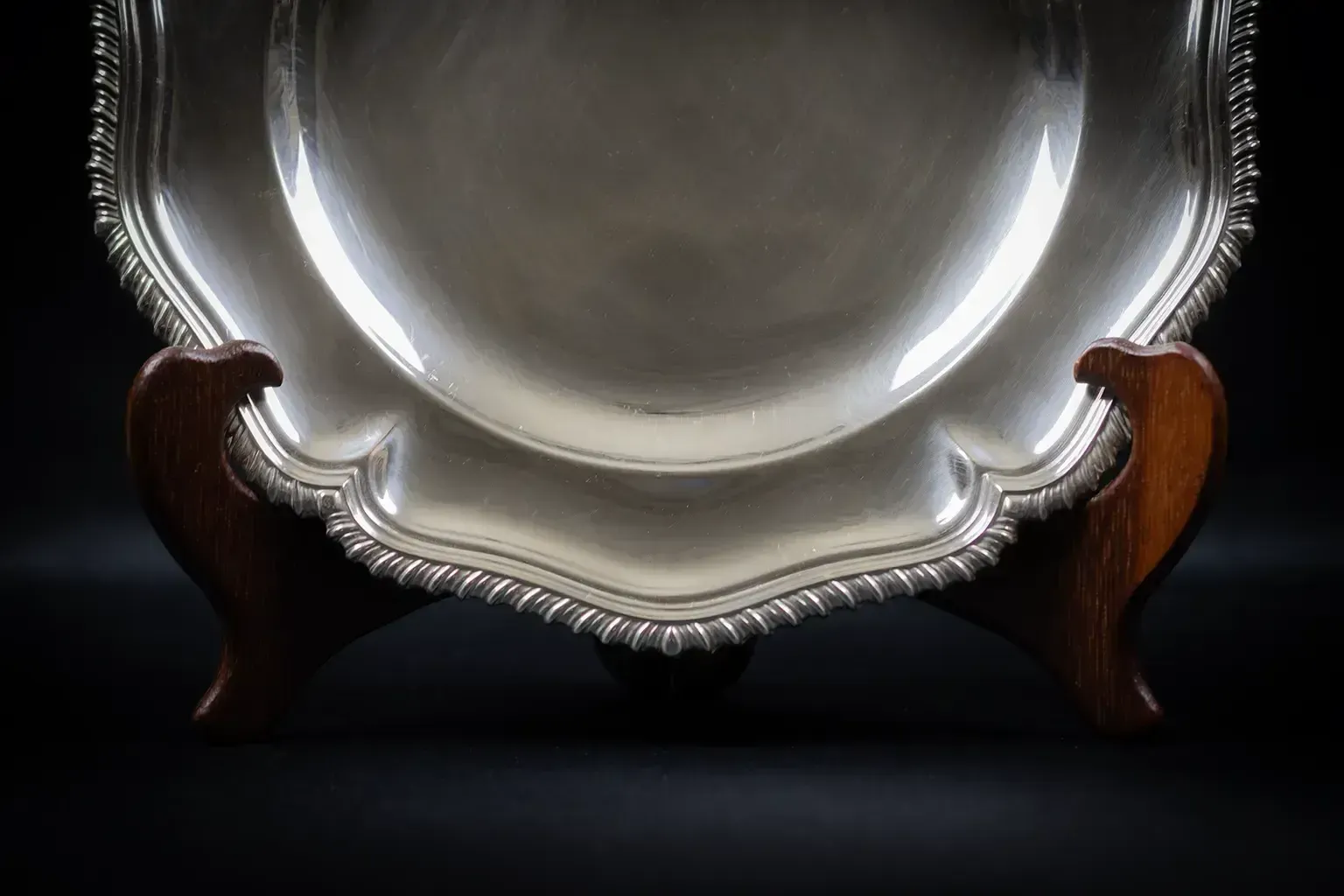 Round Silver Plated Metal Dish With A Scalloped Edge – Gadrooned Frieze photo Home Decor