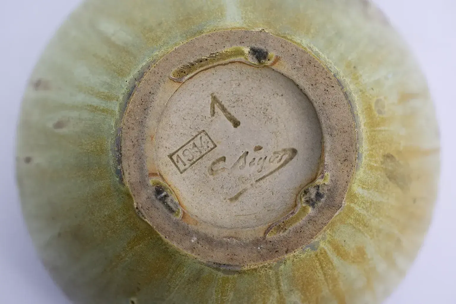 photo furniture Bol en grès émaillé par Alexandre Bigot (1914) - Grès crème et bleu nuancé flammé