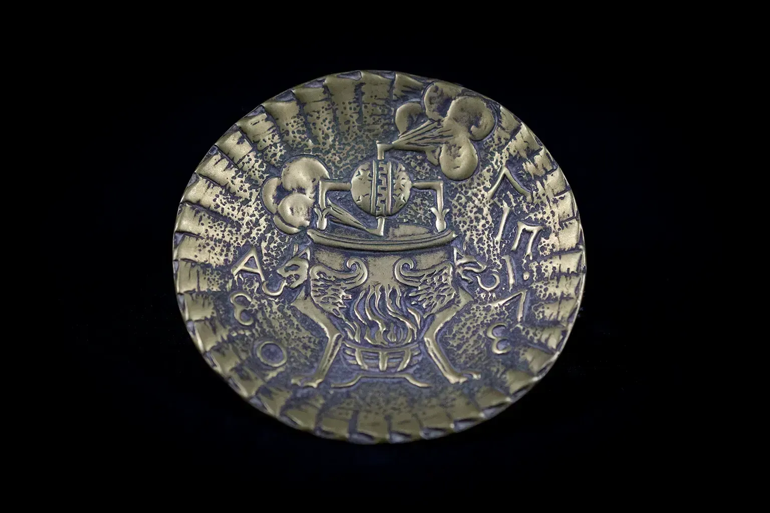 Klein bronzen schaaltje met een aeolipile, naar ontwerp van Max Le Verrier photo for sale