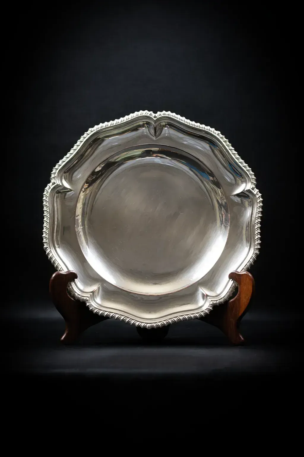 Plat rond en métal argenté à bord festonné, frise godronée photo furniture