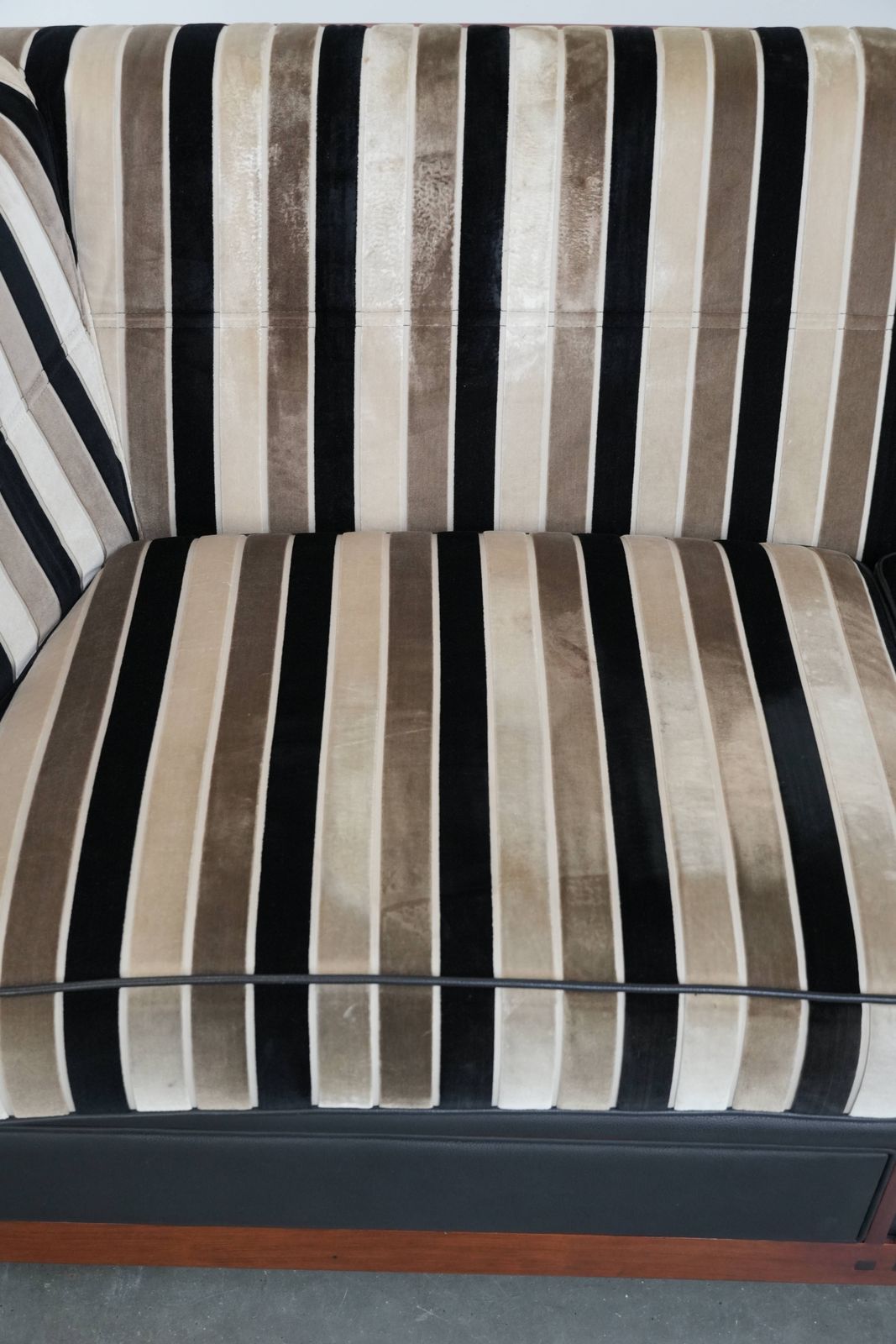 Luxurious Art Deco 2.5 Seater Design Sofa From With Beautiful Woodwork And High Quality Fabric Upholstery photo 2672.0