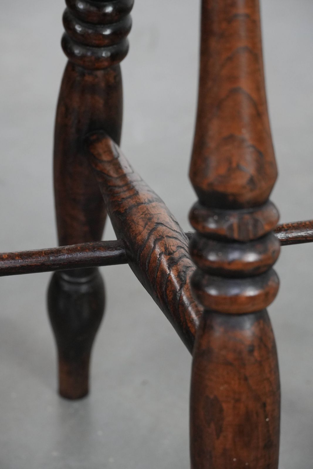 photo for sale Set Van Twee Antieke Engelse Windsor Krukken Uit De 18e Eeuw Met Een Prachtige Patina