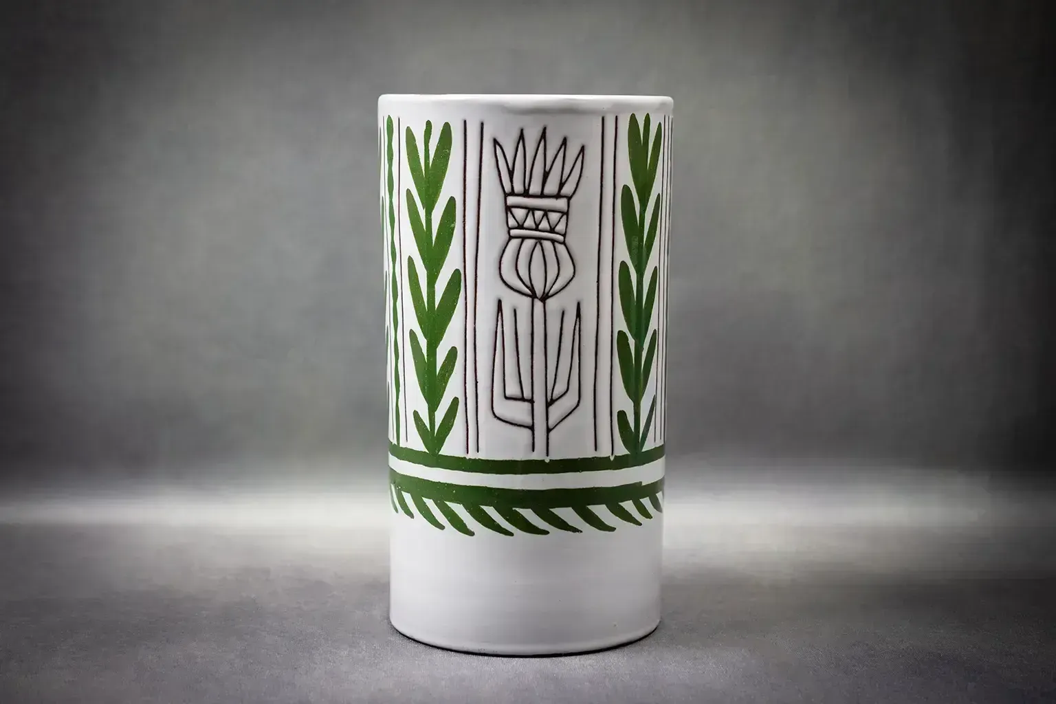 photo furniture Vase cylindrique en faïence émaillée, par Michel Barbier