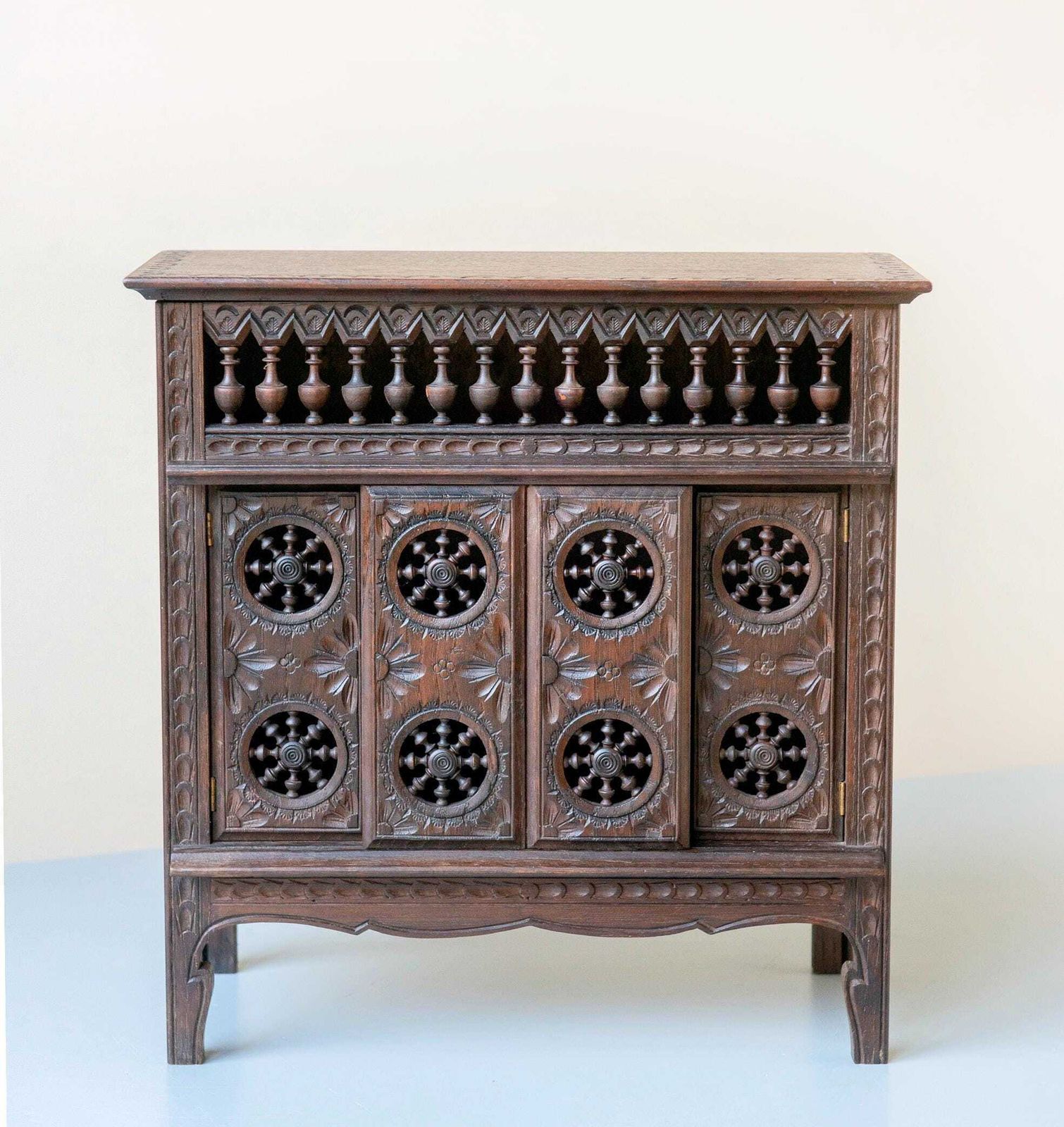 Cabinet breton d'époque, sculpté à la main en bois orné, rangement rustique décoratif, fabriqué en France photo 262.0