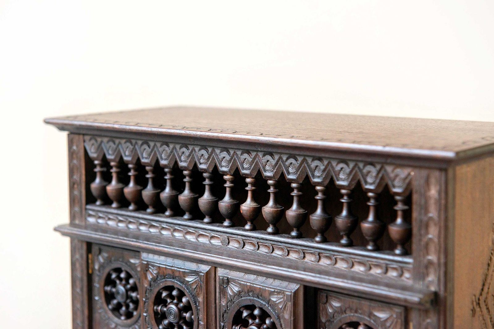 Cabinet breton d'époque, sculpté à la main en bois orné, rangement rustique décoratif, fabriqué en France photo vinterior