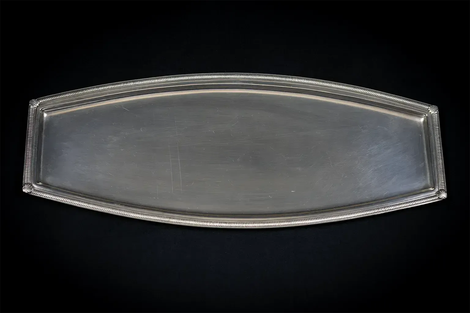 Présentoir à gâteau en métal argenté, motif coquilles - poinçonné, 38 x 15 cm photo for sale