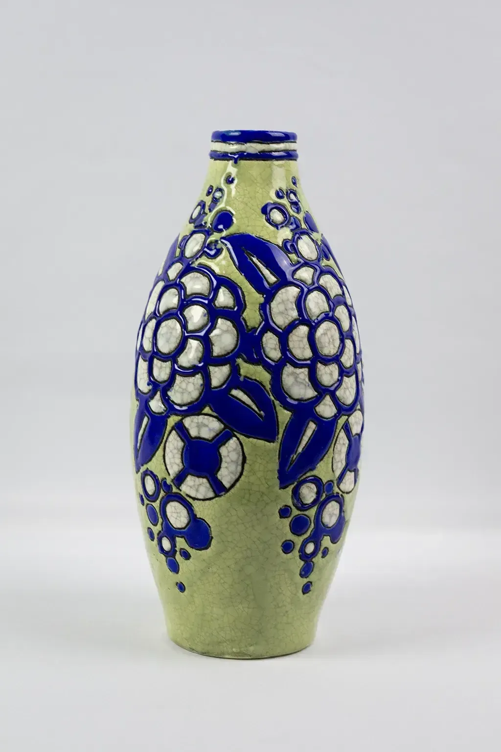 Vase Art déco en céramique émaillée Boch Frères Keramis, décoration 1121 fleurs bleues sur fond vert craquelé