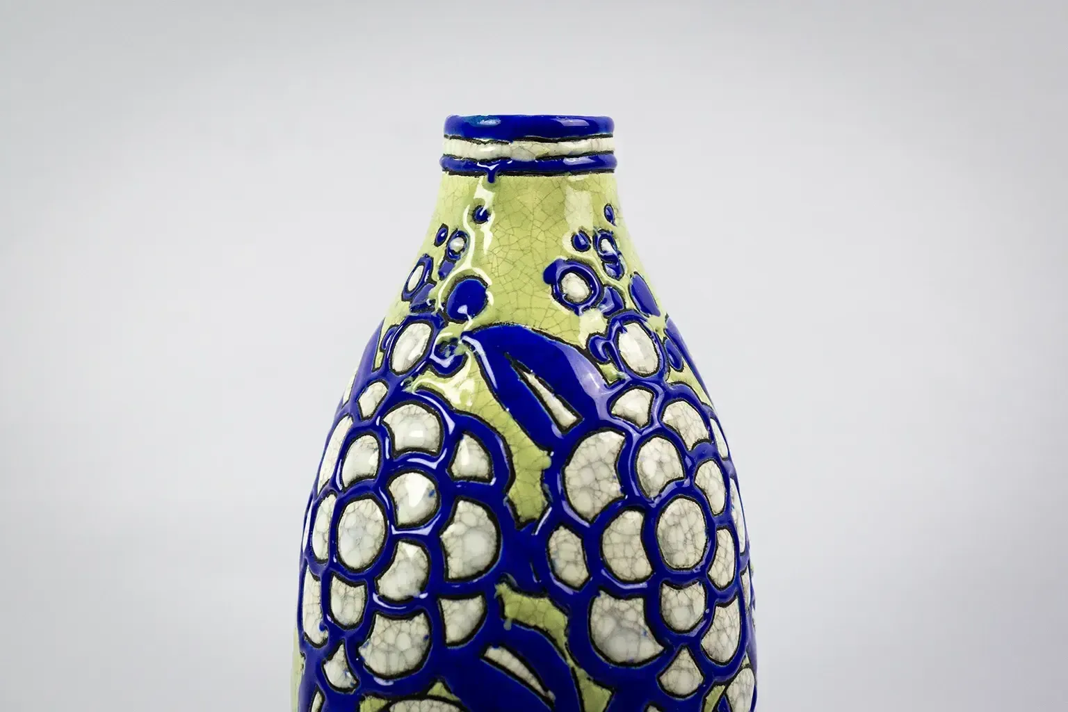 Vase Art déco en céramique émaillée Boch Frères Keramis, décoration 1121 fleurs bleues sur fond vert craquelé photo vinterior
